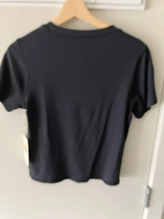 New with Tags: Vuori Short Sleeve Tee in Black - Picture 2 of 6